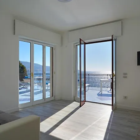 Magic Dream Sea View-private Beachfront Terrace מטה