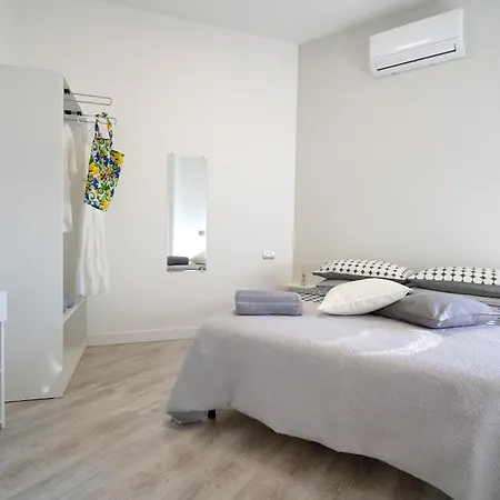 Magic Dream Sea View-private Beachfront Terrace דירה מטה