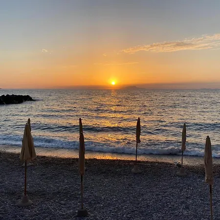 Magic Dream Sea View-private Beachfront Terrace דירה מטה